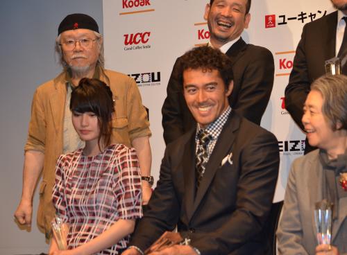 「日本シアタースタッフ映画祭」で、交際報道について質問された橋本愛（左）に、樹木希林（右）が“助け船”。阿部寛（中央）らの爆笑につられ、橋本の表情も緩む。後列は松本零士氏（左）、内田けんじ監督