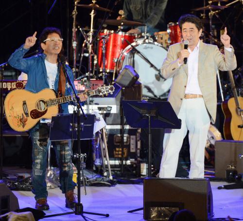 【画像・写真】南こうせつ　コンサートに安倍首相飛び入り、デュエットで熱唱