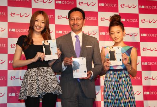 「デオエスト」新商品発売イベントに出席した（左から）鹿沼憂妃、広島大学病院・大毛宏喜教授、西山茉希