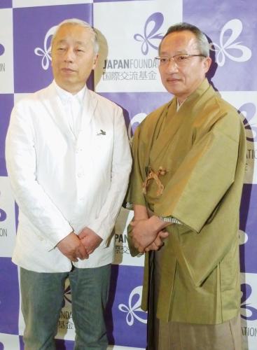 欧州公演に向け記者会見した杉本博司さん（左）と桐竹勘十郎さん