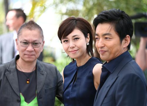 カンヌ国際映画祭で写真撮影に応じる（左から）三池崇史監督、松嶋菜々子、大沢たかお