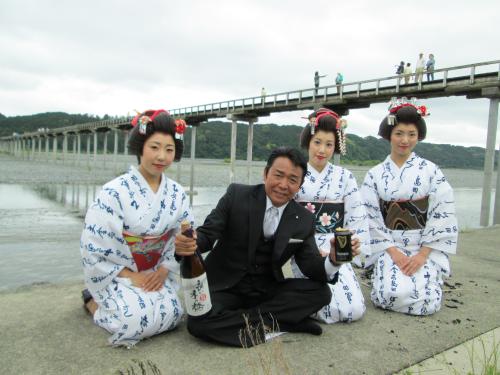 新曲の舞台となった蓬莱橋で、観光マスコットガール「さわやか島田」と笑顔を見せる山本譲二