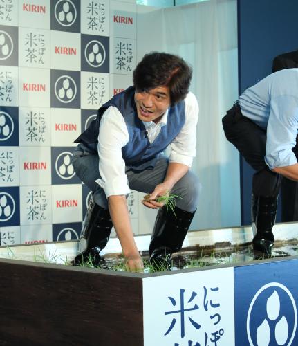 「キリン　にっぽん米茶」ＣＭ発表会で人生初の田植えを体験した佐藤浩市
