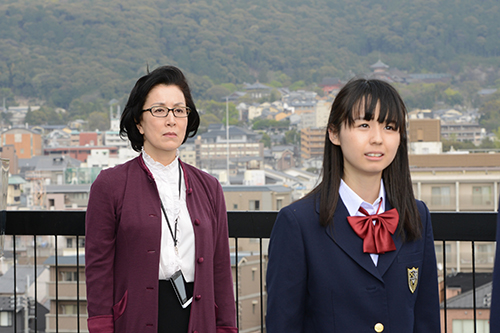 テレビ朝日のドラマ「刑事１１０キロ」でミステリアスな女子高生を演じる小池里奈（右）左は高畑淳子