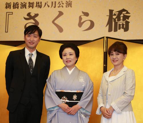 舞台「さくら橋」制作発表会見で笑顔を見せる（左から）市川月乃助、藤山直美、加賀まりこ