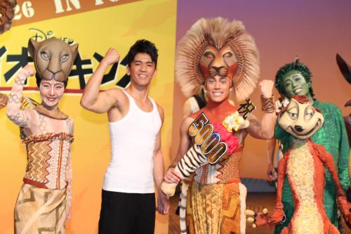 劇団四季「ライオンキング」通算５０００回達成祝いに登場した（左から）ナラ、武井壮、シンバ、ティモン