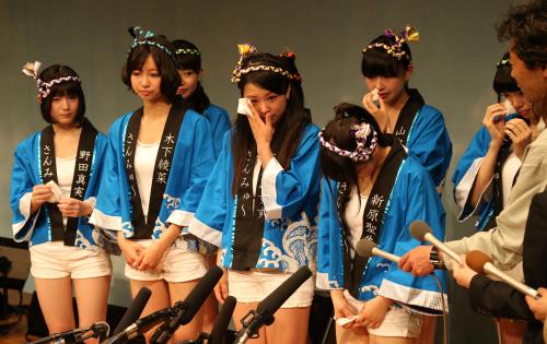 相澤会長を思い出し涙を流す西園みすず（前列左から３人目）ら「さんみゅ～」のメンバー