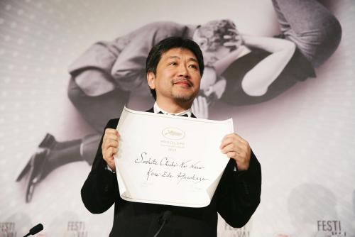 26日、第66回カンヌ国際映画祭授賞式後の記者会見で賞状を広げて見せる是枝裕和監督