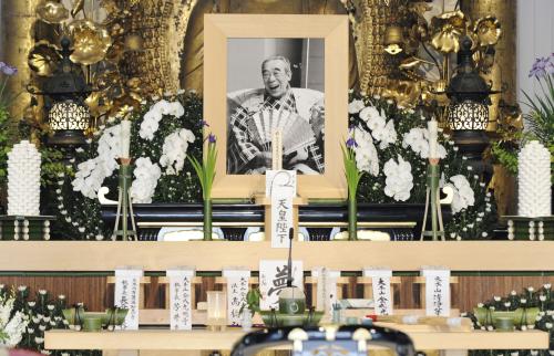 茂山千作さんの葬儀・告別式の祭壇に飾られた遺影