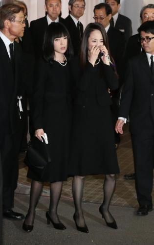 相澤会長の通夜に娘の神田沙也加（左から２人目）とともに訪れた松田聖子は涙を流す