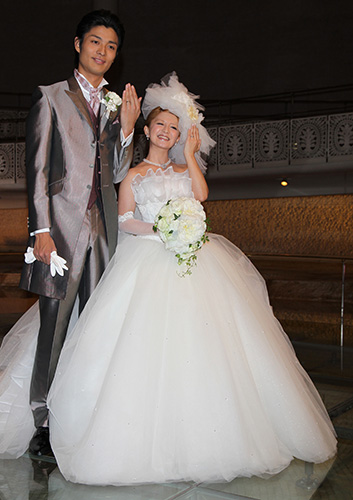 昨年５月２２日の挙式・披露宴で笑顔で結婚指輪を披露する中村昌也と矢口真里