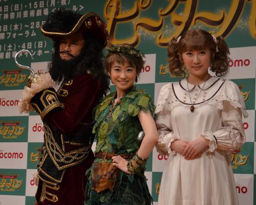 ミュージカル「ピーターパン」製作発表に出席した（左から）フック船長役の橋本じゅん、ピーターパン役の唯月ふうか、ウェンディ役の元ＡＫＢ仁藤萌乃