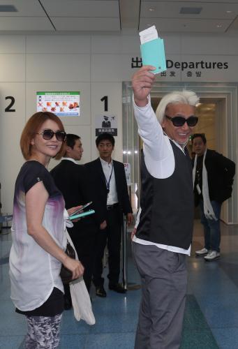 安全地帯ソウル公演に出演のため、羽田空港から出発する玉置浩二。左は夫人の青田典子