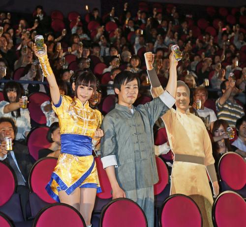 多くの観客と「キリン　のどごし＜生＞」を手にポーズをとる（前列左から）中川翔子と石田和大さん。前列右端はジャッキー・チェンのパネル