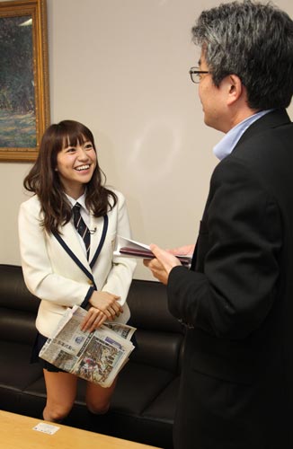 毎日新聞社の小松浩論説委員長と笑顔で話す大島優子