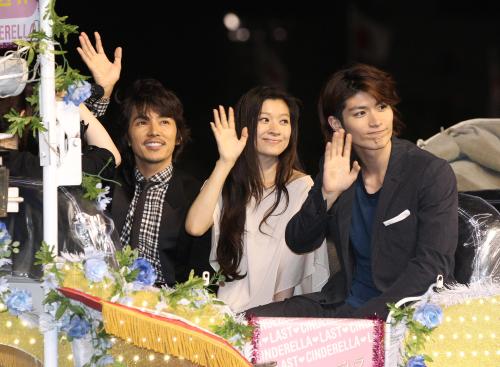 ドラマ「ラスト・シンデレラ」のＰＲで馬車に乗って登場した（左から）藤木直人、篠原涼子、三浦春馬