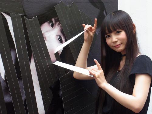 【画像・写真】しょこたん　自らはがした「なんともエロティカル、クリティカル」
