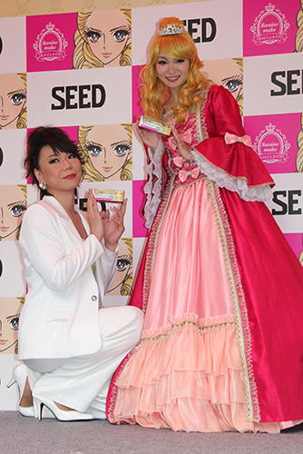 使い捨てコンタクトレンズ「ヒロイン・メイク１Ｄａｙ　ＵＶ」キャンペーンイベントに“エリザベート・姫子”の衣装で登場した保田圭（右）とミッツ・マングローブ