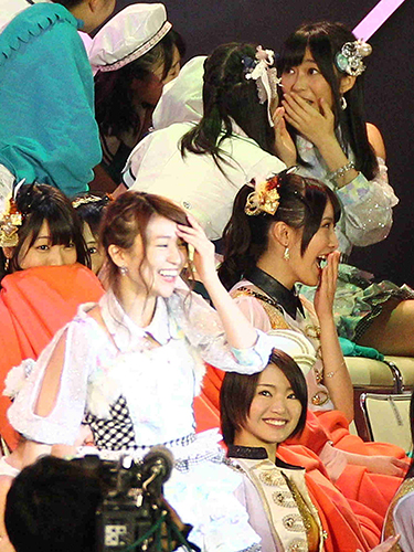 ＡＫＢ総選挙で大島優子（手前）が２位に選ばれ、驚きの表情を見せる指原莉乃（右）