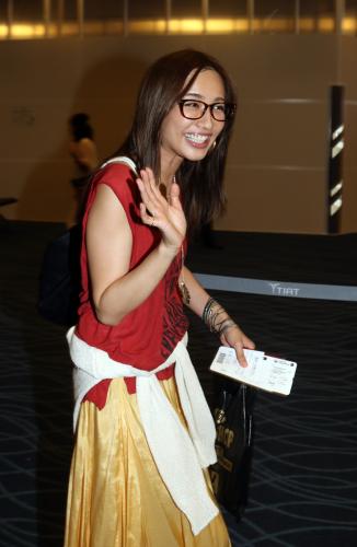 【画像・写真】優木まおみ　挙式へ出発　赤ちゃん「できたらハワイにちなんだ名前に」