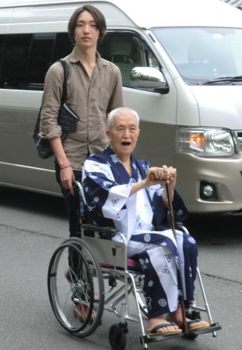 孫の永育乃介さん（右）と京都市内をめぐる永六輔
