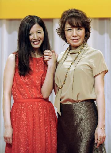 連続テレビ小説「花子とアン」に主演する吉高由里子（左）と脚本を手掛ける中園ミホさん