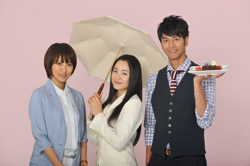 日本テレビの特別ドラマ「人生がときめく片づけの魔法」に出演する（左から）夏菜、仲間由紀恵、速水もこみち（Ｃ）日本テレビ