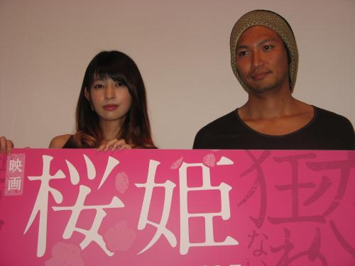 映画「桜姫」の初日舞台あいさつに出席した日南響子と青木崇高