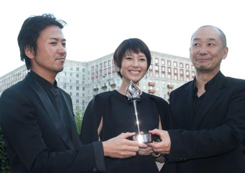モスクワ国際映画祭で審査員特別賞を受賞し、トロフィーを手にする（左から）俳優の大西信満、主演女優の真木よう子、大森立嗣監督