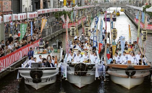 歌舞伎俳優が船で川を巡る夏の風物詩「船乗り込み」