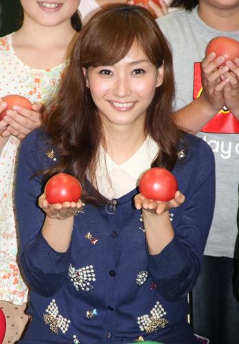 タキイ種苗「桃太郎トマトの学校」特別授業に出席し、安藤美姫にエールを送った藤本美貴