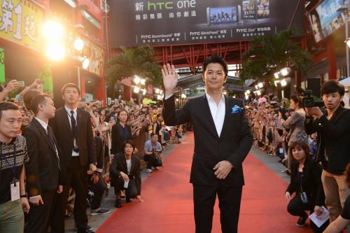 台湾で主演映画のプレミアムに出席した福山雅治は、レッドカーペットでファンに手を振る