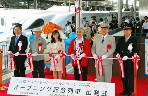広島行きの記念列車の出発式でテープカットするタレントの杉原杏璃（左から３人目）ら