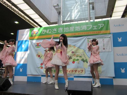 川崎市でのイベントで歌を披露した川崎純情小町☆の浅井雅（右から２人目）ら