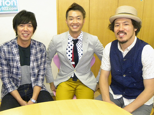 デビュー１０周年のイベントを大阪で開くスキマスイッチの大橋卓弥（左）と常田真太郎（右）、中央はＭＣを務める大抜卓人