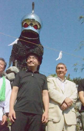 巨大彫刻「アンガー・フロム・ザ・ボトム」の前に立つヤノベケンジさん（左）とビートたけし
