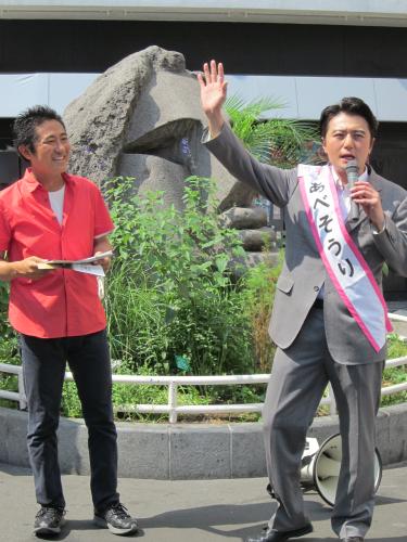 映画「選挙２」のＰＲイベントで、ＪＲ渋谷駅のモヤイ像前であいさつするザ・ニュースペーパーの福本ヒデ（右）。左は想田和弘監督