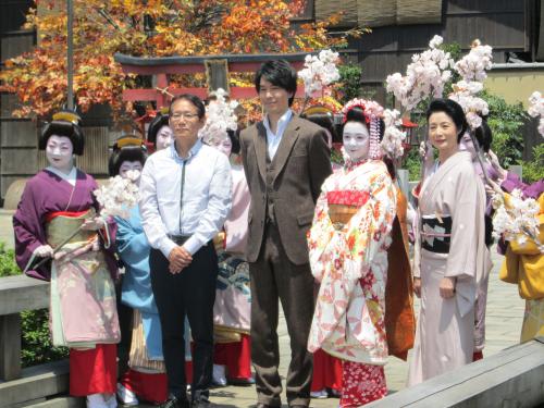 映画「舞妓はレディ」の製作発表会見に臨む（左から）周防正行監督、長谷川博己、上白石萌音、富司純子