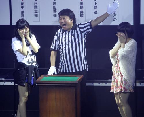ＡＫＢ４８じゃんけん大会・ＨＫＴ４８予備戦Ａブロック決勝で研究生の朝長美桜に敗れた指原莉乃（左）
