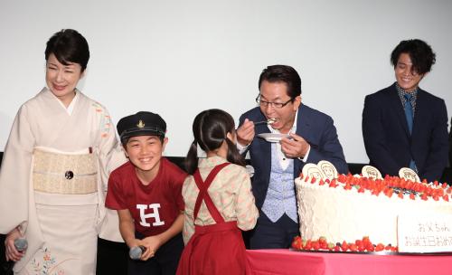 「少年Ｈ」完成披露会見でサプライズケーキに盛り上がる（左から）伊藤蘭、吉岡竜輝、花田優里音、水谷豊