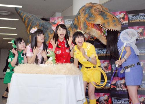百田夏菜子（中央）の誕生日を祝う「ももいろクローバーＺ」。右端は恐竜にかじられる高城れに