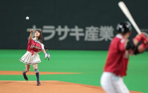 ＜日・西＞試合前、中田（右）と一球勝負を行った大島優子