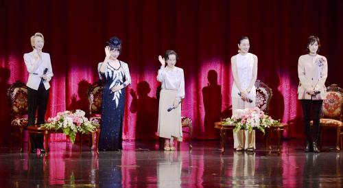 宝塚音楽学校創立１００周年の記念式典に参加した（左から）紫苑ゆう、加茂さくら、八千草薫、麻実れい、真琴つばさら歴代のスター