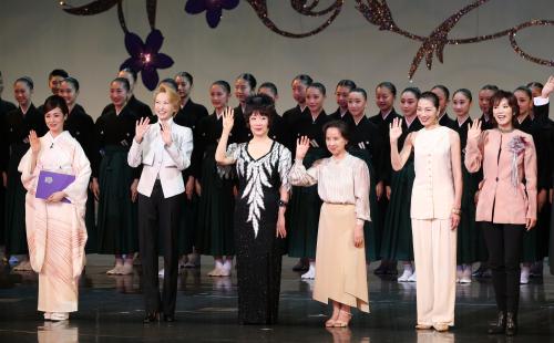 宝塚音楽学校創立１００周年記念式典で客席に手を振る（左から）檀れい、紫苑ゆう、加茂さくら、八千草薫、麻実れい、真琴つばさ