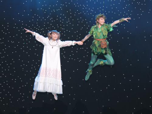 ミュージカル「ピーターパン」初日記者会見で、軽やかに空を舞う唯月ふうか（右）と仁藤萌乃