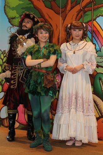 ミュージカル「ピーターパン」初日記者会見に出席した（左から）橋本じゅん、唯月ふうか、仁藤萌乃