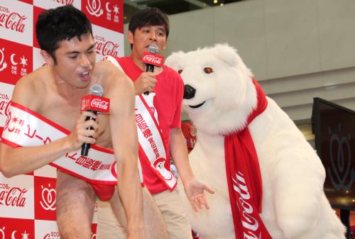 コカ・コーラ「ピークシフトサマー」イベントで、持ちネタの「そんなの関係ねえ」を披露する小島よしお（左）と岡田圭右、ポーラーベア