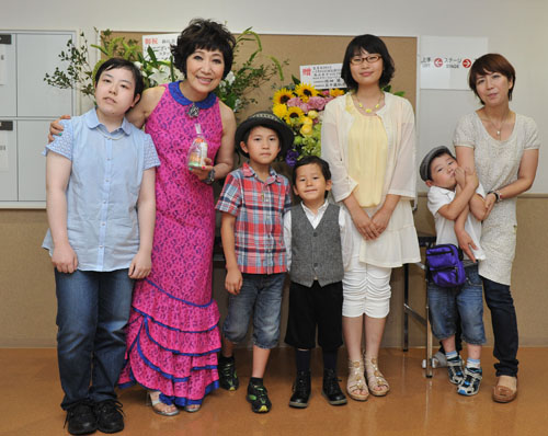 コンサートを前に岡野亜美さん（左端）らと記念写真に納まるで森山良子（同２人目）