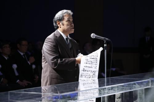 三国連太郎さんの祭壇に向かい、別れの言葉を述べる西田敏行