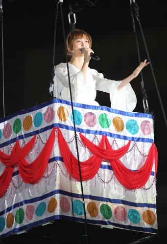 気球に乗り場内を一周して歌う篠田麻里子